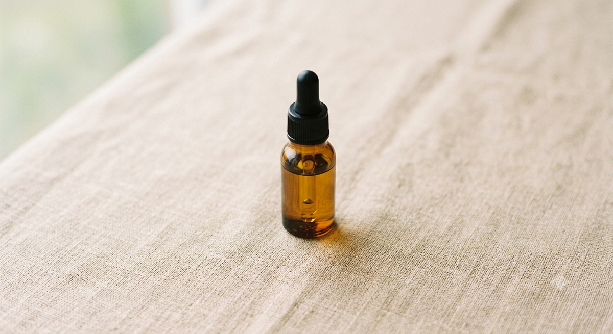 Flacon de soin minimaliste, esthétique skinimalisme