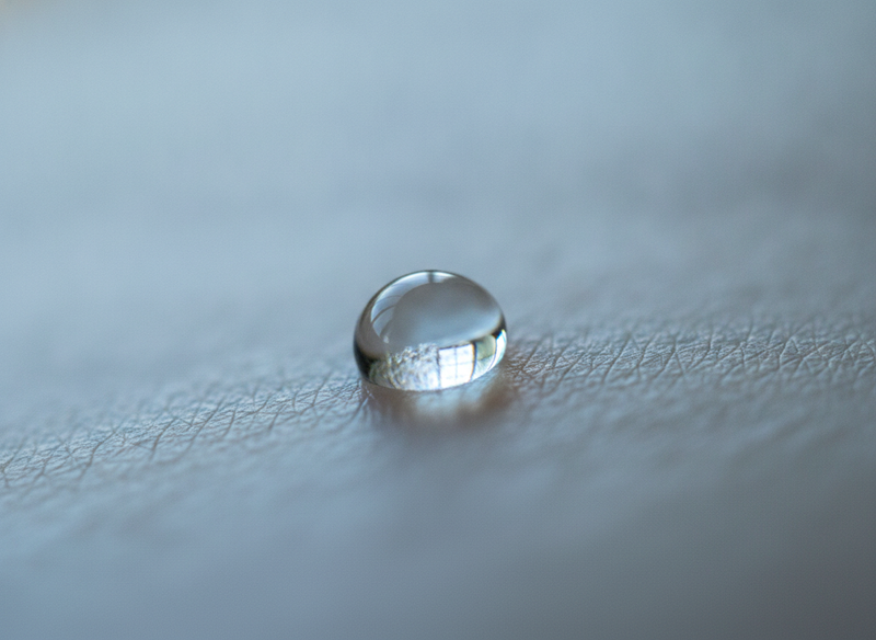 Gouttelette d'eau sur une peau lumineuse, effet d'éclat