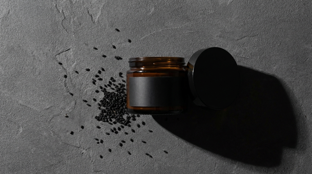 Crème visage à la nigelle, esthétique grooming minimaliste