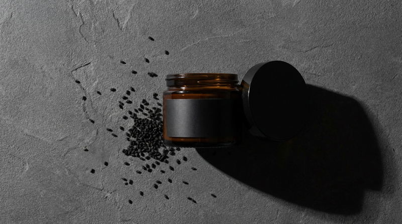 Crème visage à la nigelle, esthétique grooming minimaliste