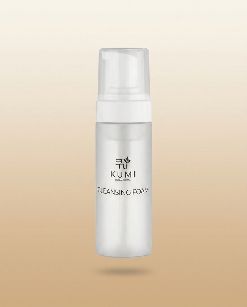 Mousse Nettoyante Douce KUMI — packshot hero, fond beige sable